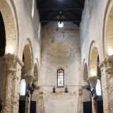 ...su cui sono innestati gli archi a tutto sesto con ghiera